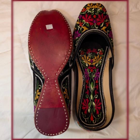 Handcrafted Embroidered Women's Shoes - Picture 3 of 4